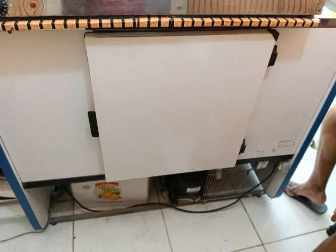 Vendo este balcão expositor o estufa 2200
