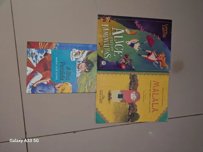Livros biangulo 5 ano (Malala,A ilha perdida,Alice no país das maravilhas)