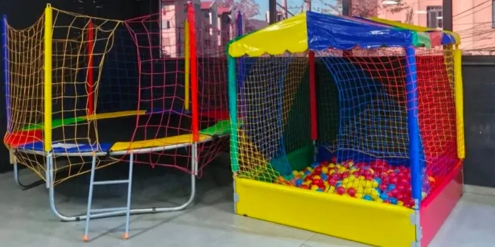 Kit pula pula + piscina de bolinha e kit infantil gangorra e escorrega