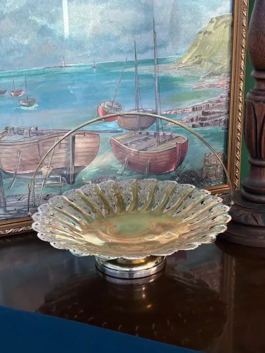 Elegante fruteira vintage em metal prateado