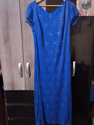 Vestido de festa azul com lantejoulas