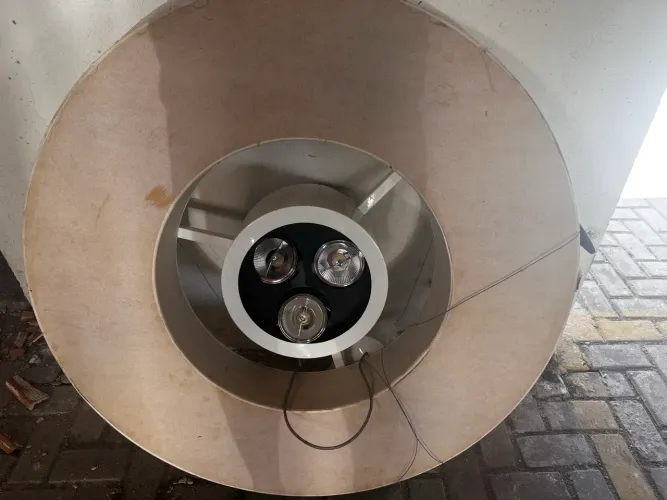 Lâmpadas e grades em inox