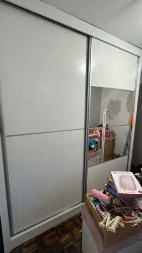 Guarda-roupa branco com espelho