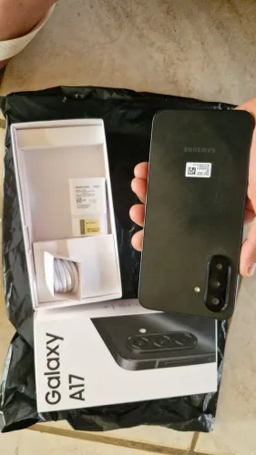 Vendo celular novo na caixa Samsung a17. VALOR 700$