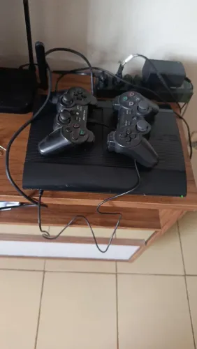 Vendo ou troco.play 3 semi nova desbloqueado,2 controle e mais de 20 jogos no HD 