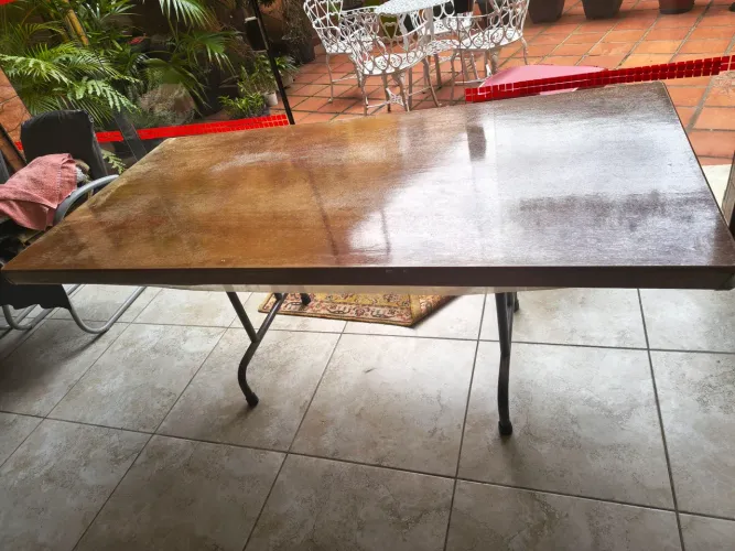 Mesa com pé retrátil