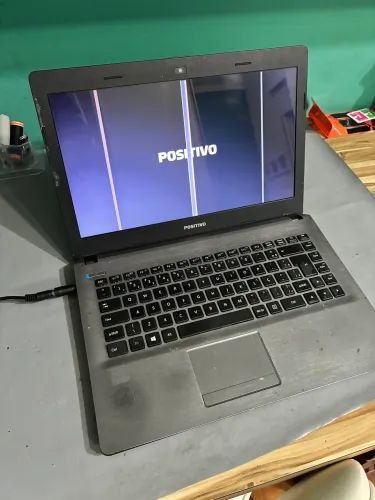 Notebook Positivo Funcionando com Linhas