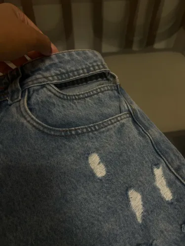 Short jeans com detalhes nas laterais