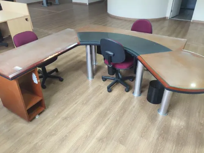 Mesa de escritório executiva em L