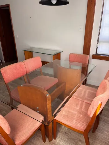 Mesa de jantar com 6 lugares e aparador 