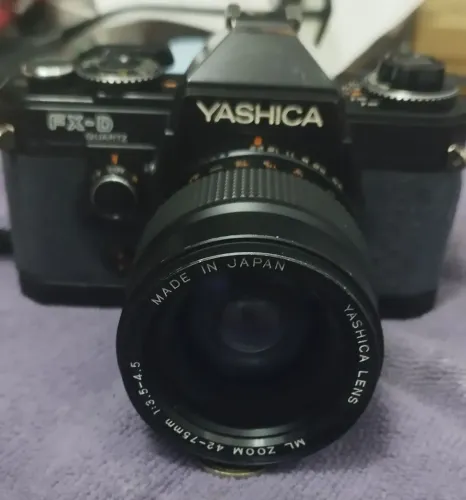 Máquina fotográfica yashica fxd