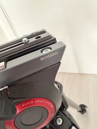 Tripé Manfrotto linha 190 - Cabeça MVH500AH