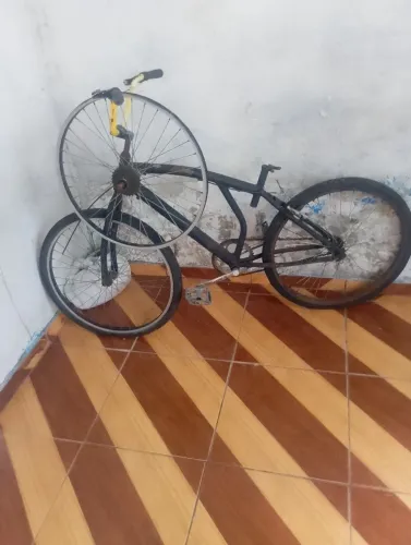 vendo quadro com três jances e dois pneus .