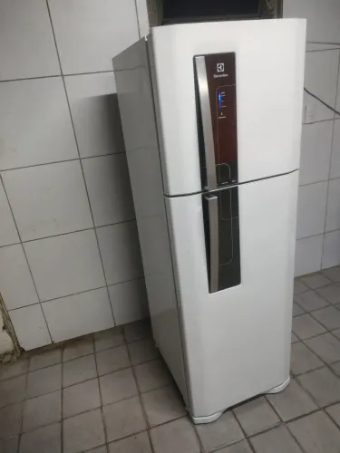 Geladeira Electrolux frost free gelando perfeitamente bem conservada faço entrega