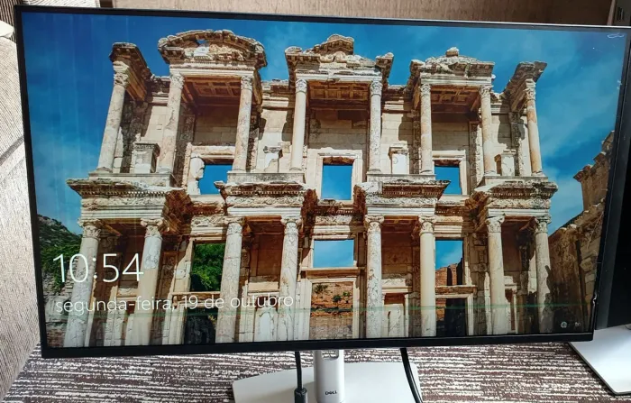 P2425H Full HD 100Hz com Tela danificada na lateral ligando para retirar Peças ou reparo