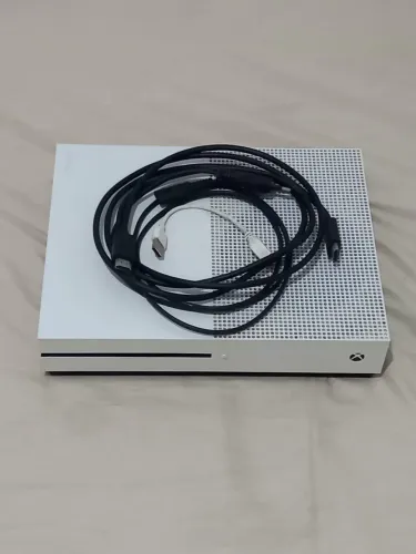 *Console Xbox One S 1TB Seminovo*