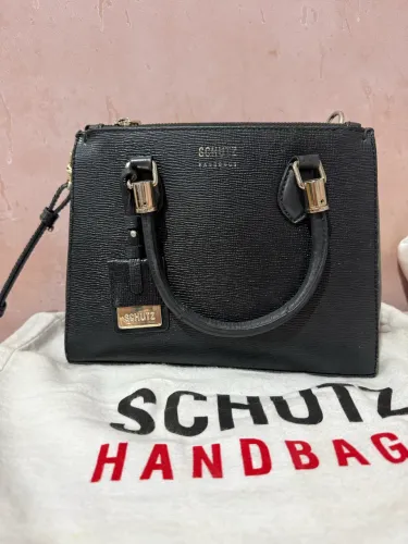Bolsa Schutz Lorena preta de couro 