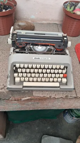 Maquina de escrever ollevet antiga prescisando de revisão geral barata