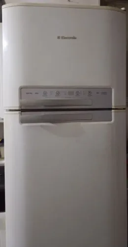 Vendo geladeira Eletrolux Frost Free DFN50 ( motor queimado)