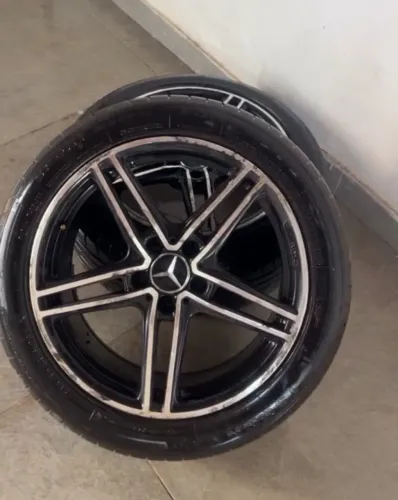 Jogo com 2 rodas aro 18 Mercedes já com pneus 