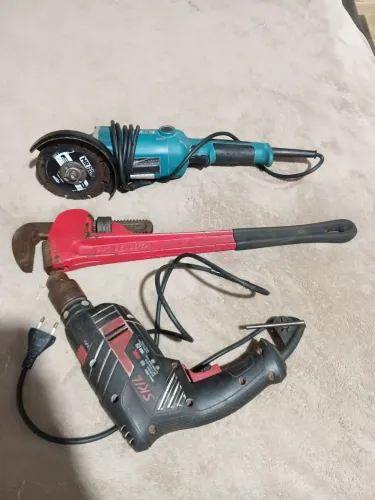 Vendo uma lixadeira grande da makita um grinfo grande e uma parafuzadeira
