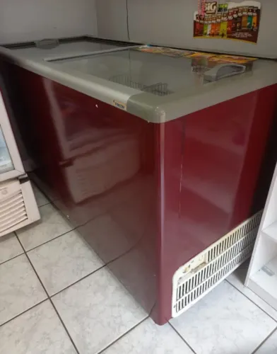 Freezer expositora horizontal fricon 503 litros em pleno funcionamento