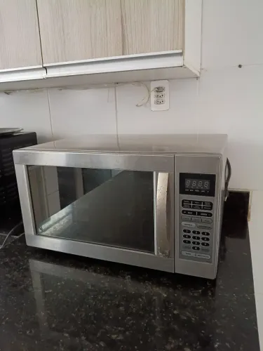 Forno de micro-ondas Electrolux ME47X - 45 L cozinha NAO ESQUENTA mas liga.<br><br>Inox (110v)
