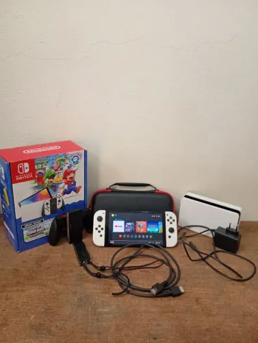 Nintendo swith OLED branco com todos os acessórios e case de proteção a caixa está boa