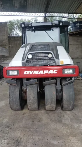 Rolo compactador pneumático Dynapac CP274 9 pneus, ano 2013. Hidrostático,  cabine fechada
