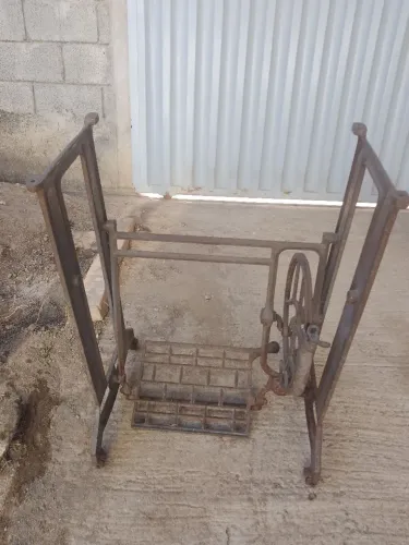 PÉ DE MÁQUINA DE COSTURA ANTIGA 
