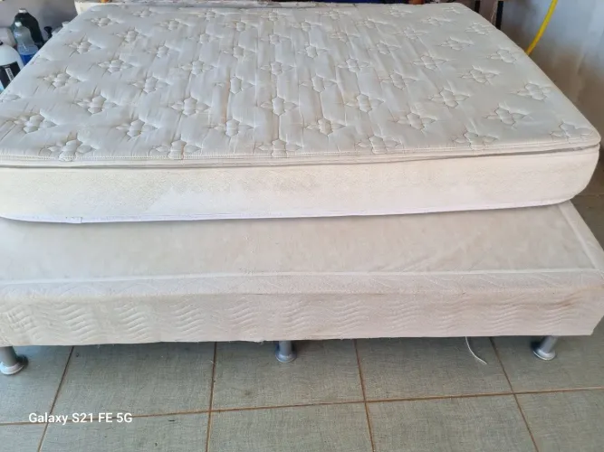 Cama Box casal colchão molas enssacadas em perfeito estado de uso Entrego