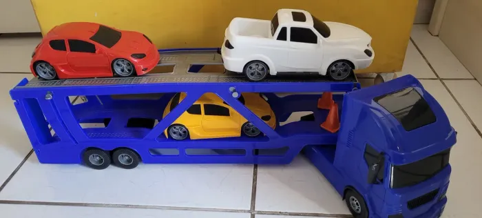 Carreta cegonha com 3 carrinhos