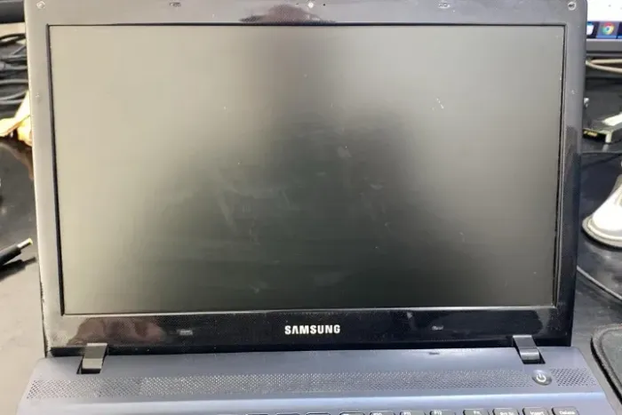 Notebook Samsung NP 270E Celeron, 10G memoria, SSD 120G, Bateria OK