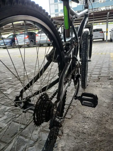 Bicicleta Caloi KS Full Suspension. Quadro de alumínio com suspensão central.