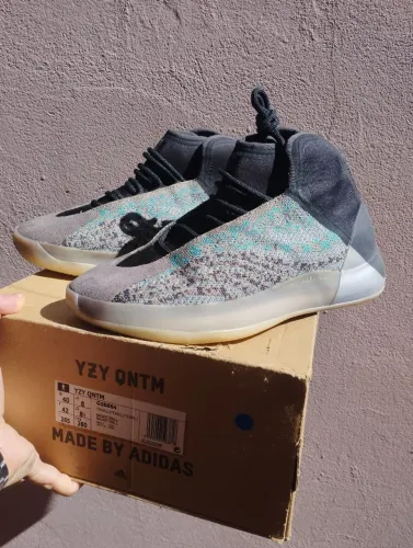 Yeezy QNTM tag 40 BR - muito conservado 