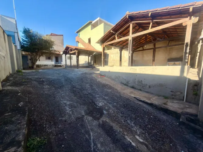 Casa com 12 vagas de garagem para alugar no bairro Planalto.