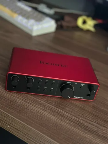 Interface de áudio Focusrite Scarlett 2i2 4ºGen + 2 Cabos p10