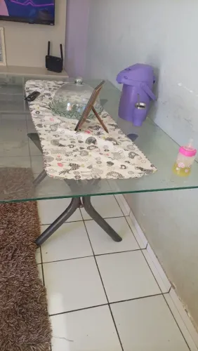 Vendo uma mesa de vidro e um armarinho de mdf