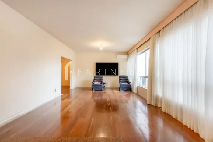 Apartamento com janelões e sol da manhã em excelente localização do Leblon.