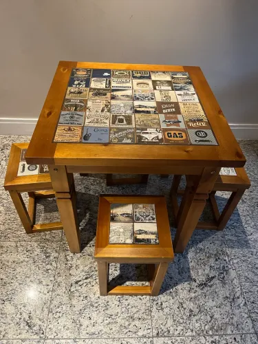 Mesa com 4 bancos