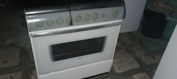 Vendo um fogão de seis bocas