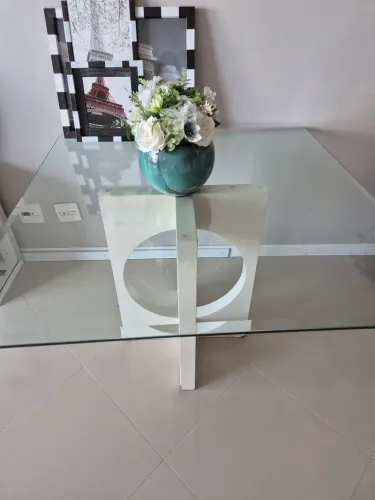 VENDO MESA DE VIDRO DE 1,20 X 1,20 M COM BASE EM MADEIRA LAQUEADA 
