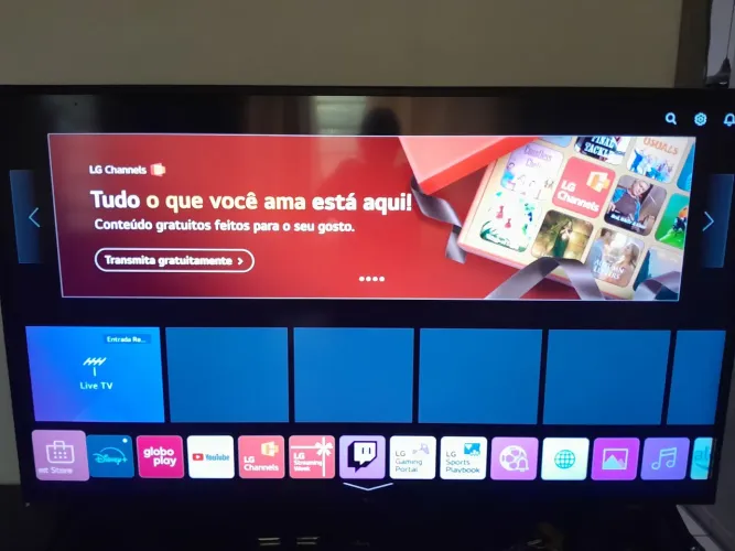 Tv LG 65 polegadas, um unico detalhe uma linha bem transparente do lado esquerdo