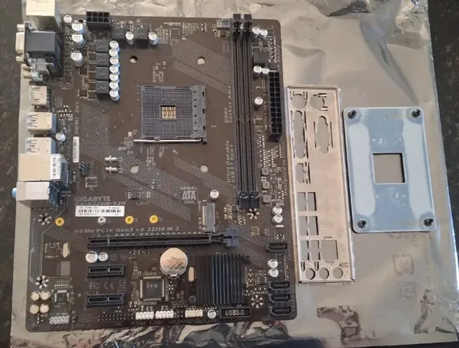 Placa-Mãe Gigabyte GA-A320M-S2H Rev 1.1 (Socket AM4 / DDR4 / NVMe M.2) - Testada!