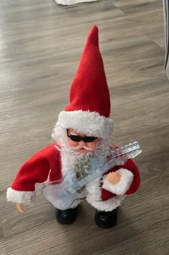 Enfeite Papai Noel musical tocando guitarra - 26 cm