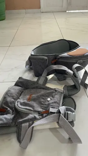 BEBÊ CANGURU COM ASSENTO (USADO 3X APENAS)