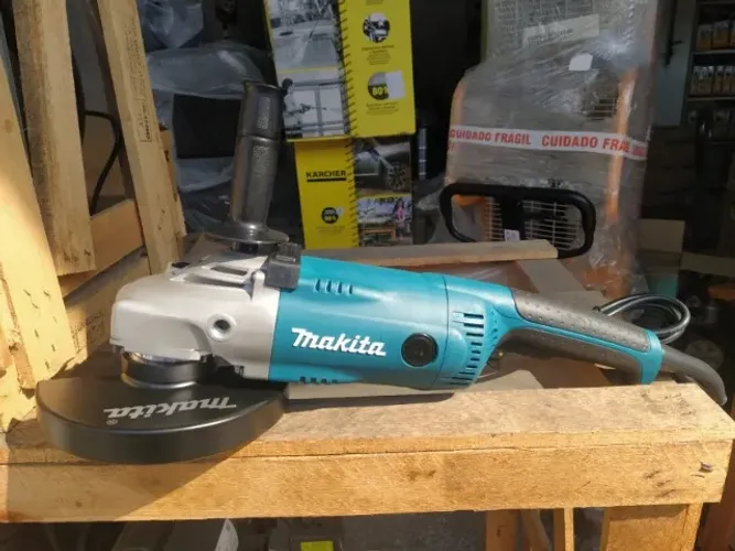 Esmerilhadeira Angular de 7 Pol. 2.200W . - MAKITA-GA7020