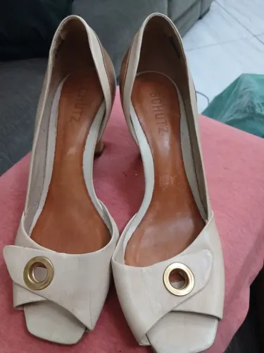 SAPATO PEEP TOE SCHUTZ COURO BEGE SALTO BLOCO GEOMÉTRICO N37