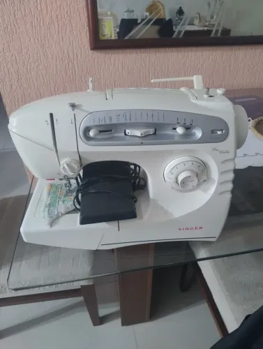 Máquina de Costura Elgin