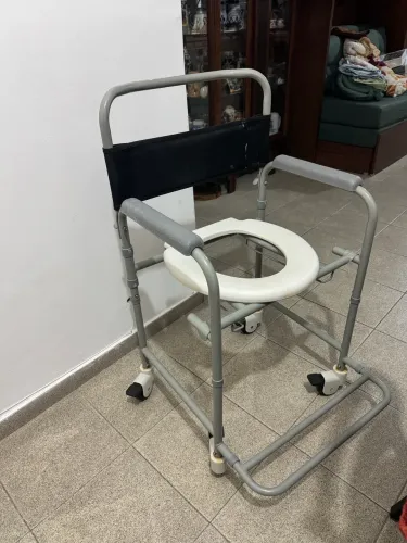 Cadeira higiênica dobrável Dellamed